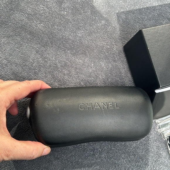 Great Condition CHANEL Camilla accent shield women’s sunglasses gold and rimless - Picture 4 of 9